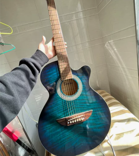 九成新吉他，三百多买的，便宜出，外观无损，...