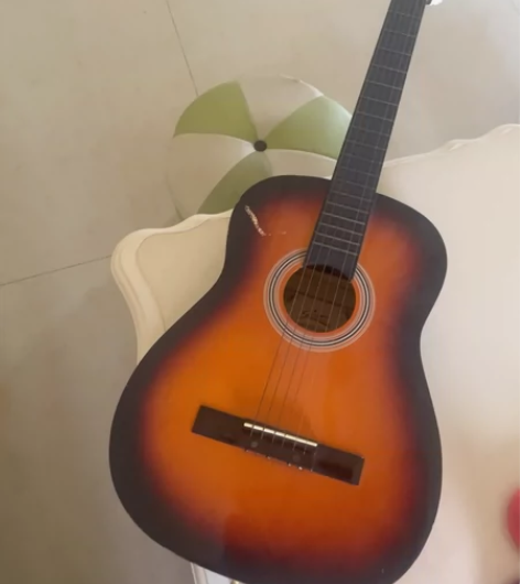 初学者用吉他，有点伤痕，仅支持自提 感兴趣...