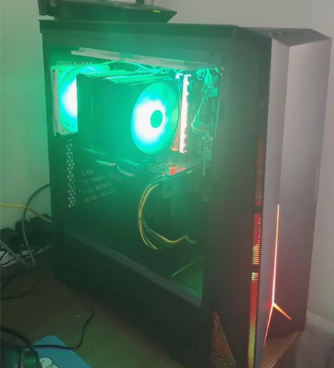 鑫谷幻刺pro，机箱不大但风道特别好。啥都...