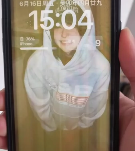 苹果xr64g美版 不知道为什么亮屏有点黄...