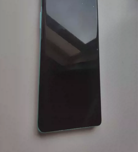 自用一加8手机，更换过手机后盖有一条裂缝，...