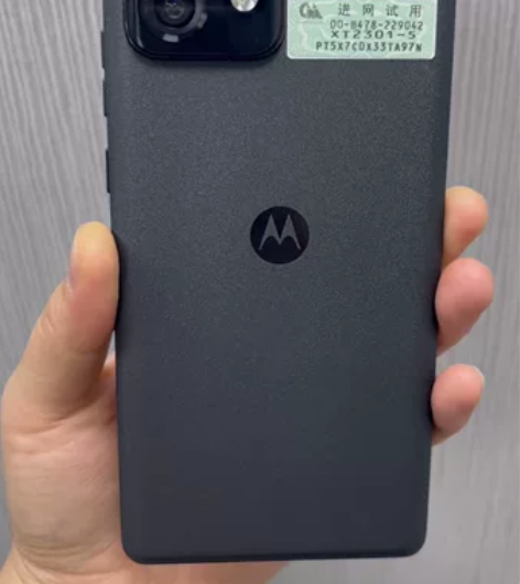 摩托罗拉在保机 一月激活、有原装充电器。磨...