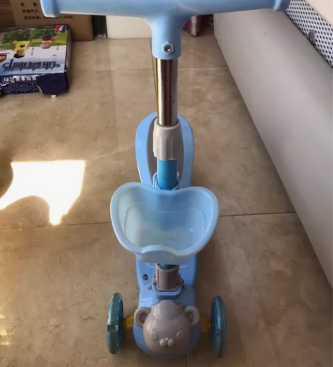 儿童滑板车，朋友送的，适合刚开始玩的小盆友...