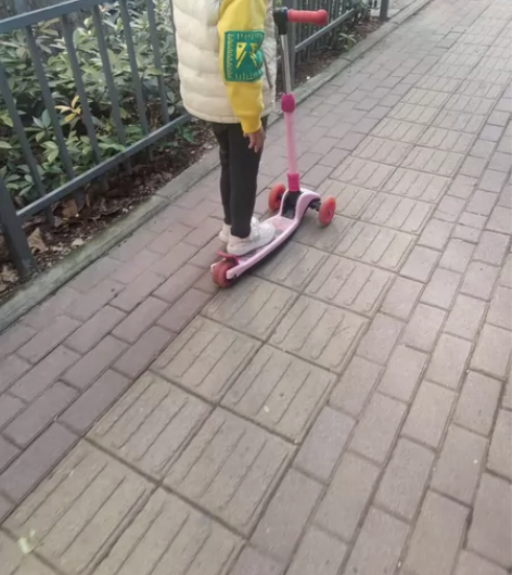 迪士尼滑板车 因小孩现在太大了 车质量很好...
