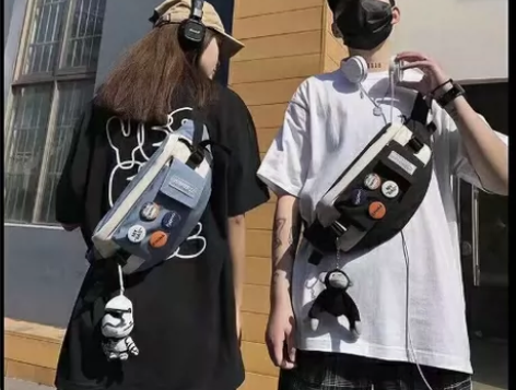 ins潮牌胸包男休闲日系单肩包男生小背包潮...