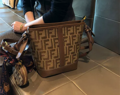 香港代购小包高级感水桶包2023新款时尚休...