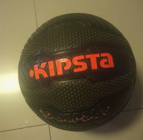 转让一个篮球，气很足，九成新。我在杨浦，可...