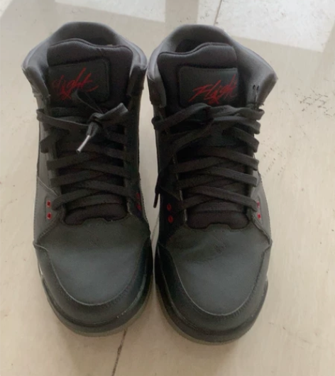 乔丹篮球鞋，44码，放着有些老化了，介意不...