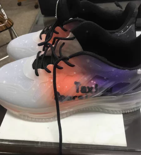 气垫篮球鞋42码两种颜色 距离远不包邮 一般地方是包邮的 感... 气垫篮球鞋42码两种颜色 距离远不包邮 一般地方是包邮的 感...