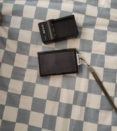 索尼T300，闲置物品，需要吸铁石放在相机...