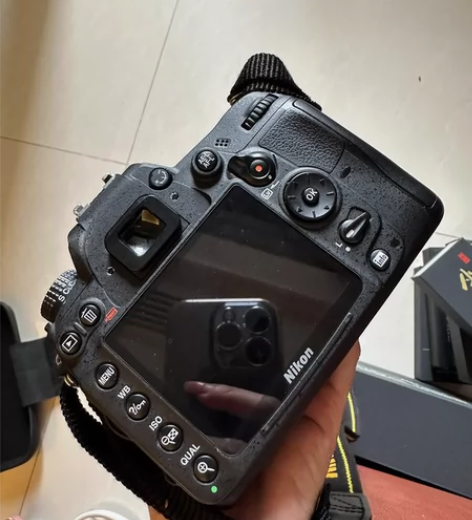 尼康D7000，有点年头了，是港版的，镜头...