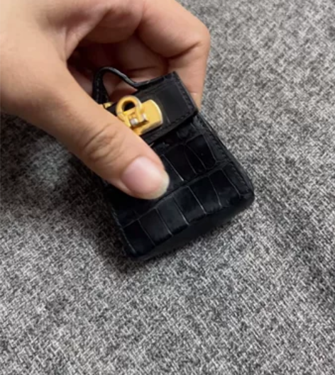 菲拉格慕 包挂 五金掉色 橙色一般般皮质很...