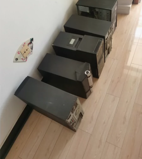 5台电脑主机打包卖500元，单买200一个...