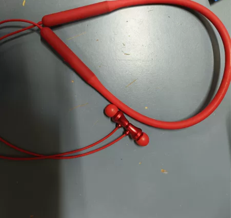 爱奇艺蓝牙耳机，没用过几次，不喜欢用蓝牙耳...