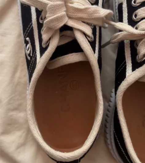 女士帆布鞋，当地有名实体外贸店购买，两百多...