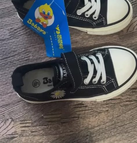 儿童芭芭鸭帆布鞋小雏菊全新，透露网面的，2...