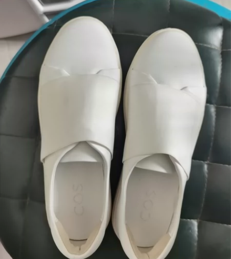 正品Cos牛皮小白鞋，36码，原价990元...