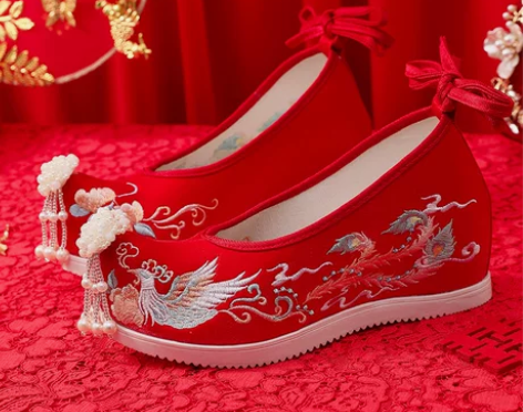 出一款新娘内增高中式绣花鞋 34 ～35之...
