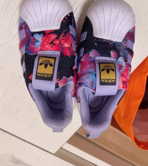 很喜欢的一双鞋，一脚蹬懒人鞋，很适合孩子穿...