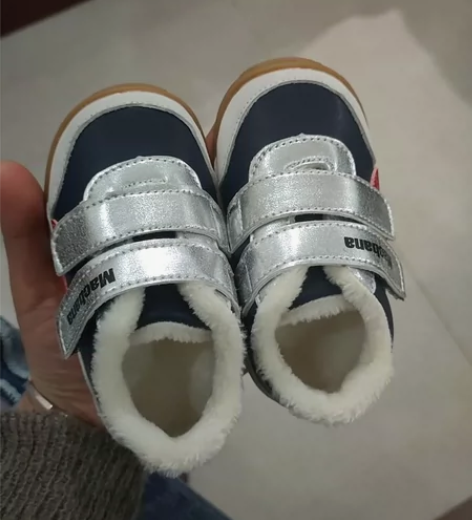 全新的，这个是实体店买的，买回来小了，学步...