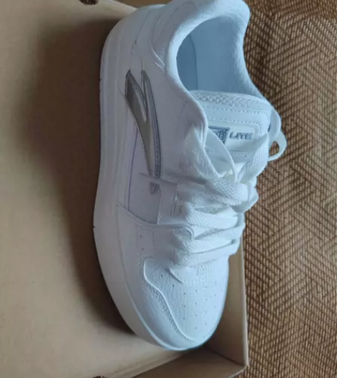 安踏女款37码白色板鞋，实体店购入，买回来...