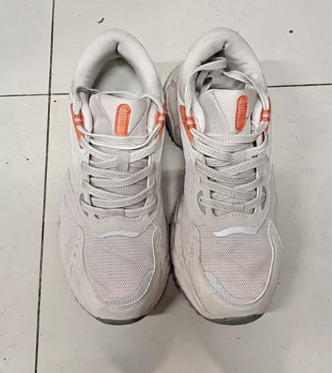 特步男鞋，实体店买的，41的码，试穿时候还...