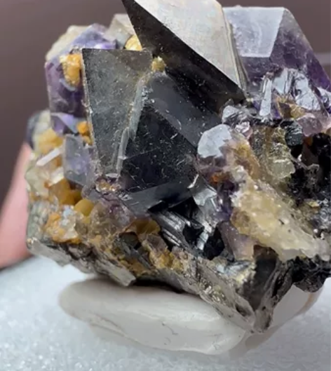 内蒙毒砂、萤石、水晶、方解石共生盒子矿 很...