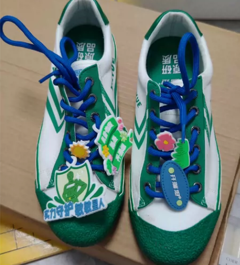 飞跃运动鞋，只穿过一次拍摄，不要了！便宜出...