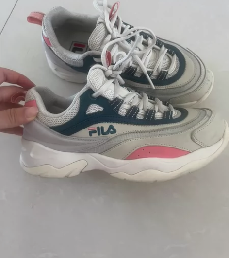 Fila家实体店买的 穿过几次就没再穿过了...