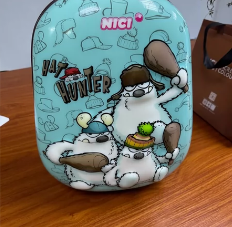 儿童行李箱。 银行积分换的。不议价，68包...