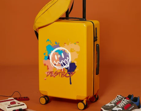 行李箱28寸白色有划痕自己贴的贴纸已经撕掉...