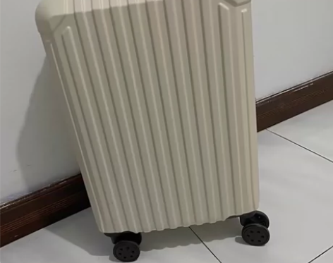 新买的行李箱24寸，准备去寄宿学校用的，因...