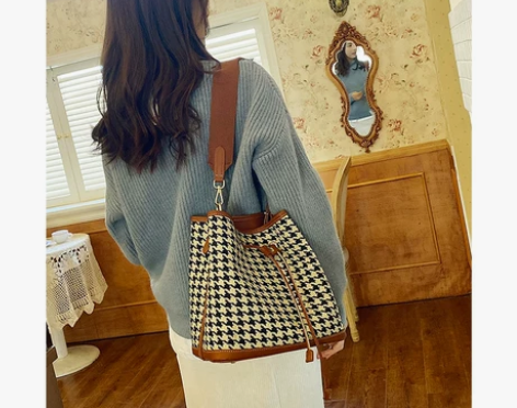 复古千鸟格水桶包包女2021新款百搭大容量...