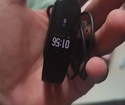 小米手环5，带NFC。，有划痕 感兴趣的话...