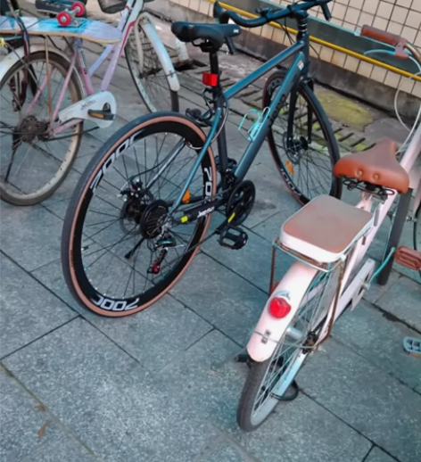 吉普公路车买了不到一个月，几乎全新的便宜出...