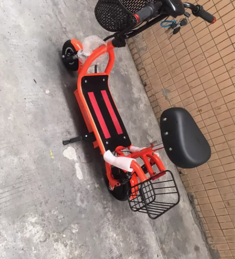 出全新飞鸽小型折叠电动车一台550，上个月...