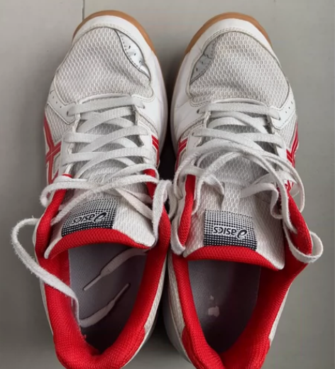 出亚瑟士42.5码红白乒乓球鞋。购于正品实...