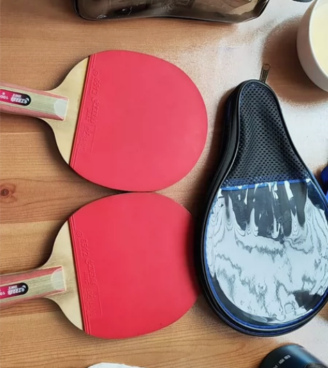 红双喜一星乒乓球拍,直拍对拍,拍柄有些磨黑...