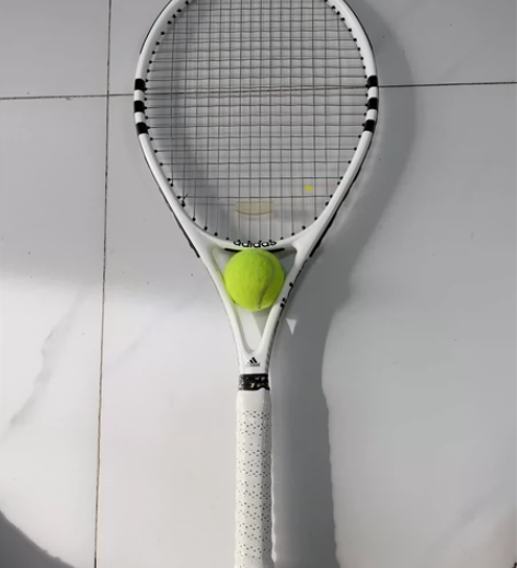 阿迪达斯网球拍，大学毕业闲置，有些小划痕8...