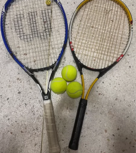 出两个网球拍 可送球哦 大学选修课的时候买...