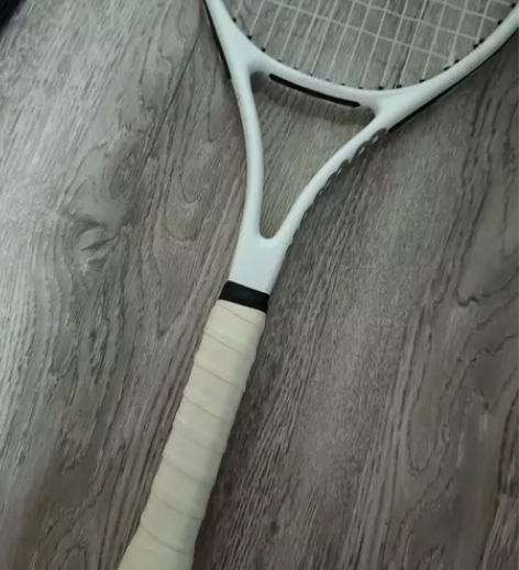 出网球拍,送俩球,80出不包邮 只玩过两次...