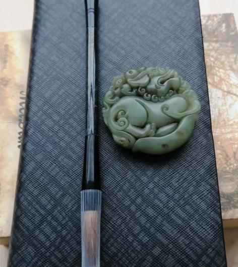 玉貔貅，毛笔，一起出！ 貔貅有裂，毛笔的笔...
