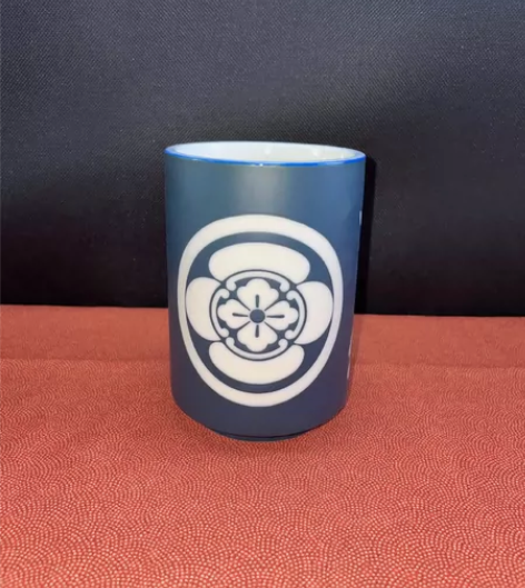 闲置日本回流瓷器，厚胎绿釉留白字体，花卉图...
