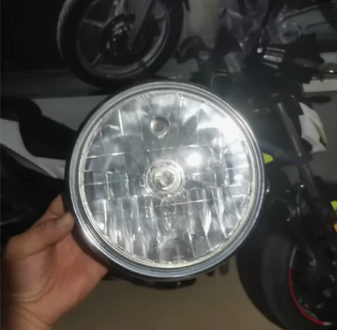 银钢150大灯，无破损完好，没有后壳就这样...