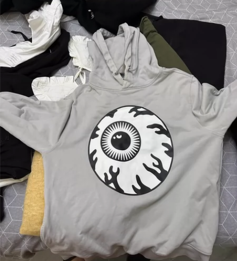 大眼睛卫衣 XL 就领口有点旧 其他很新 ...