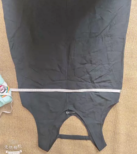 黑色亚麻背带连衣裙L码，胸围52厘米.长度...