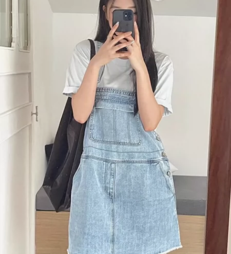 全新，转60，牛仔背带裙，浅蓝色，没穿过！...