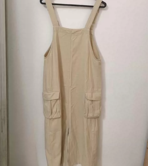 宽松版米杏色背带裙，九成新，只穿过5次左右...