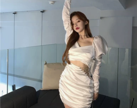 设计感镂空链条长袖包臀连衣裙女2022春秋...