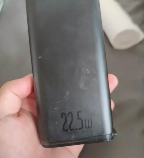 倍思两万毫安充电宝， 22.5 瓦超级快充...